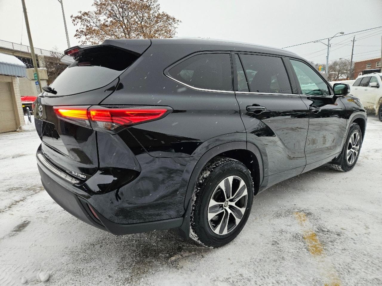 2020 Toyota Highlander XLE AWD-7 PASSENGER-LEATHER-SUNROOF Photo4