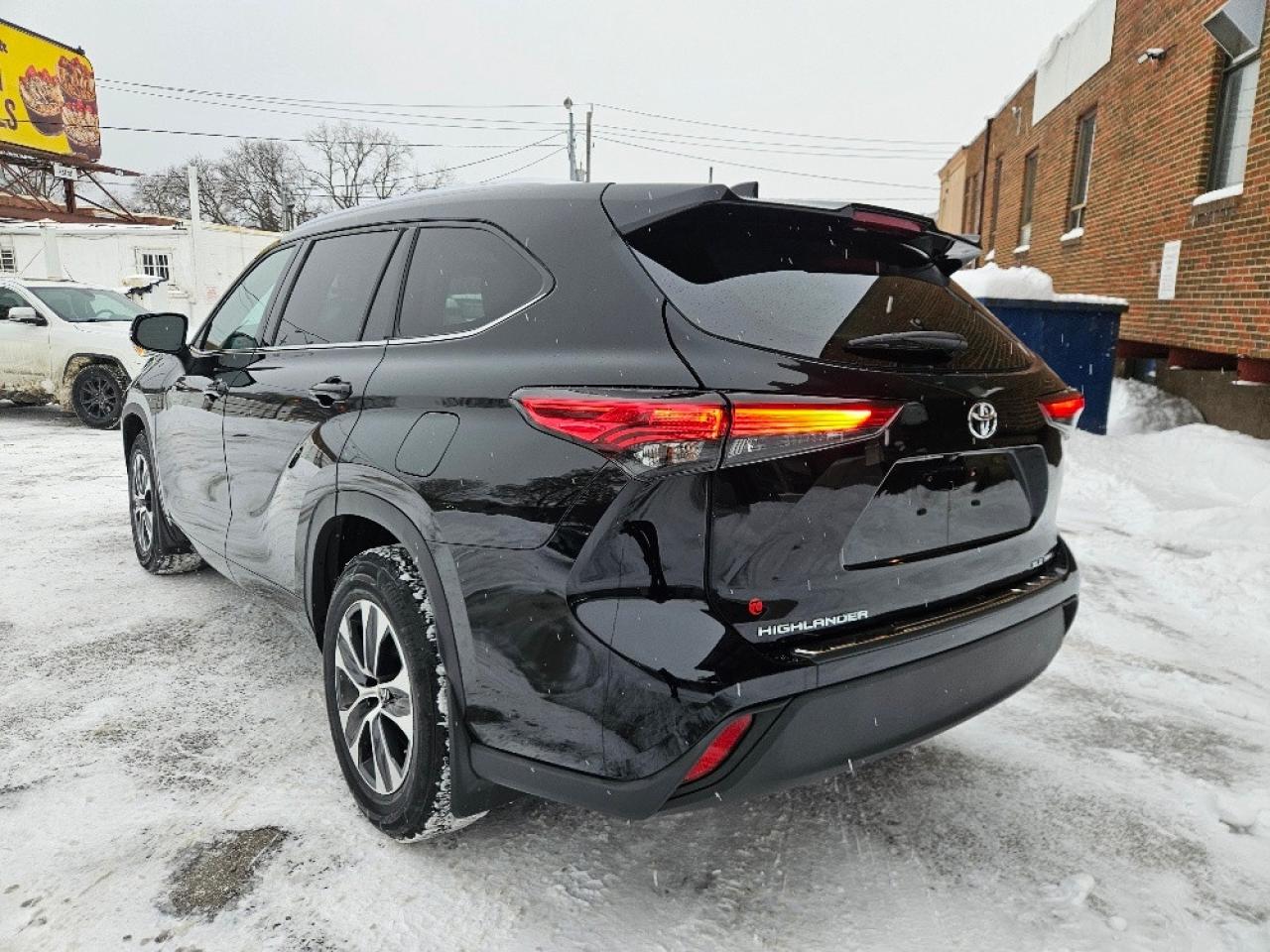 2020 Toyota Highlander XLE AWD-7 PASSENGER-LEATHER-SUNROOF Photo
