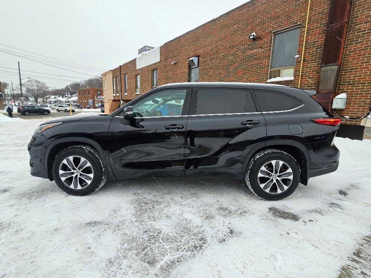 2020 Toyota Highlander XLE AWD-7 PASSENGER-LEATHER-SUNROOF Photo