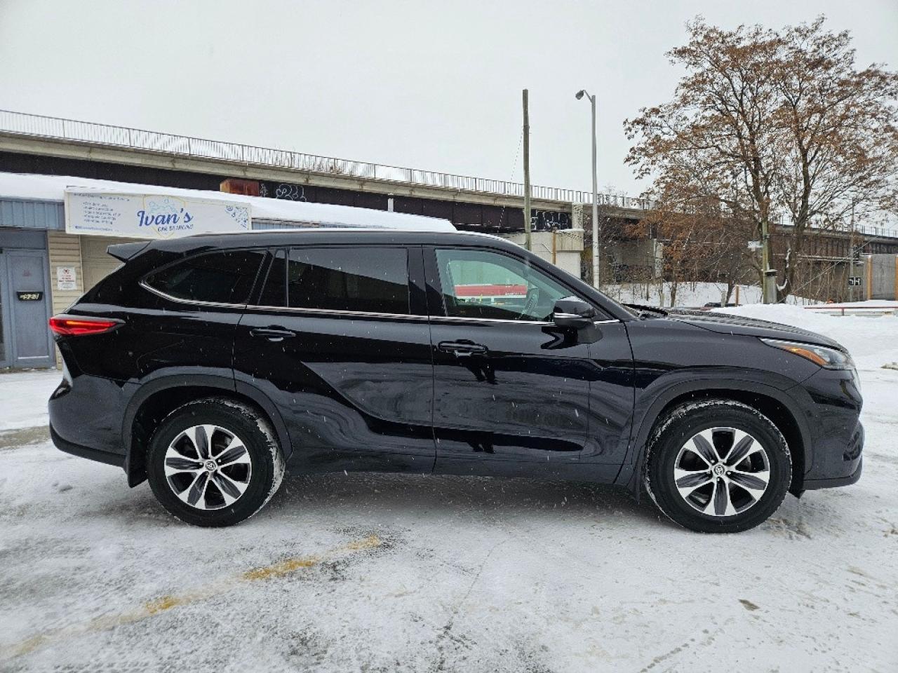 2020 Toyota Highlander XLE AWD-7 PASSENGER-LEATHER-SUNROOF Photo