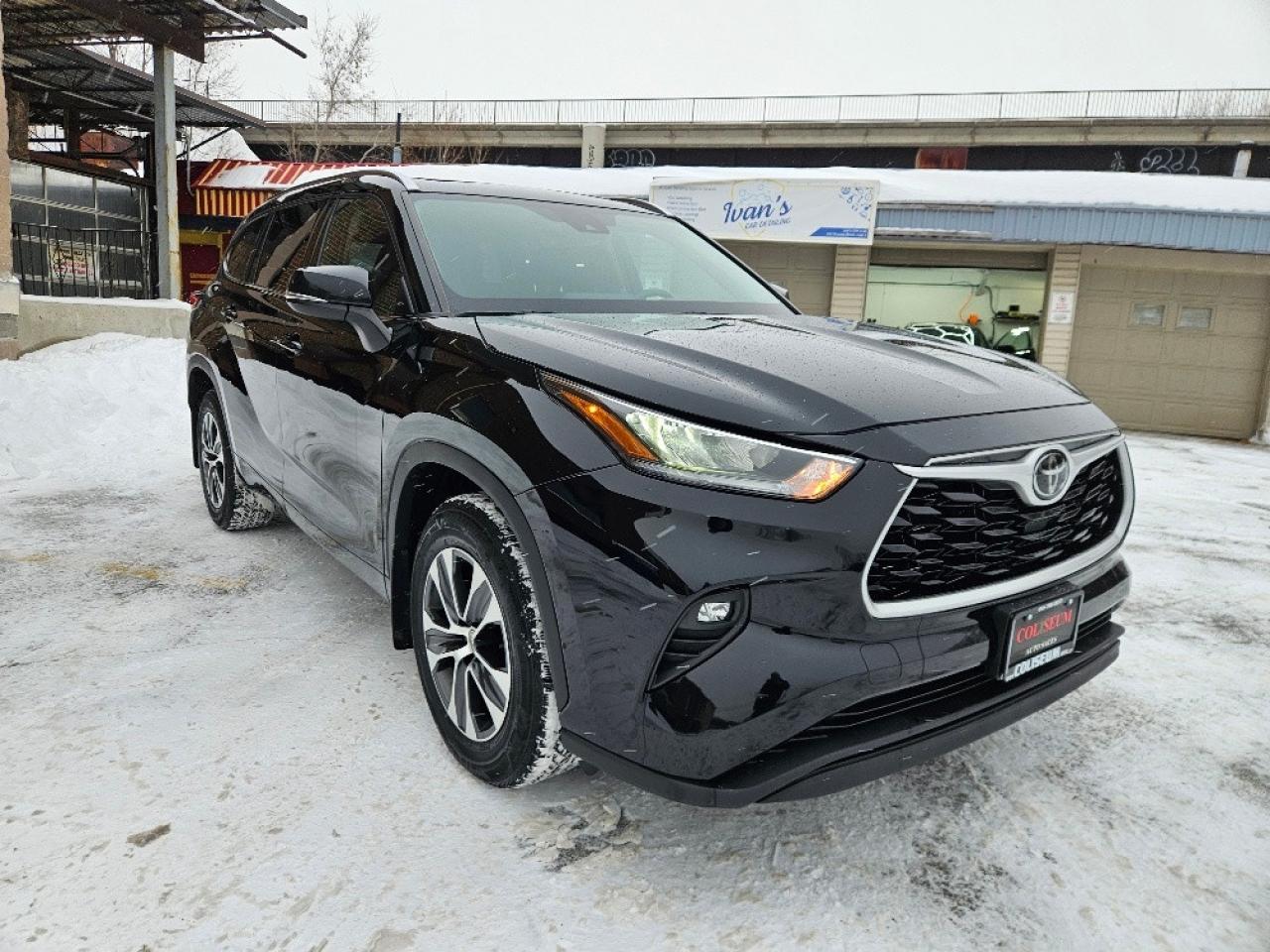 2020 Toyota Highlander XLE AWD-7 PASSENGER-LEATHER-SUNROOF Photo