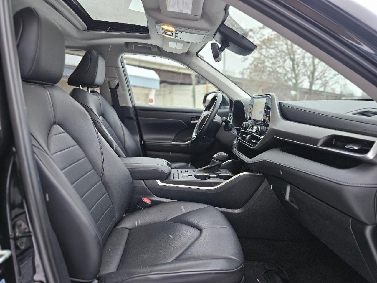 2020 Toyota Highlander XLE AWD-7 PASSENGER-LEATHER-SUNROOF Photo