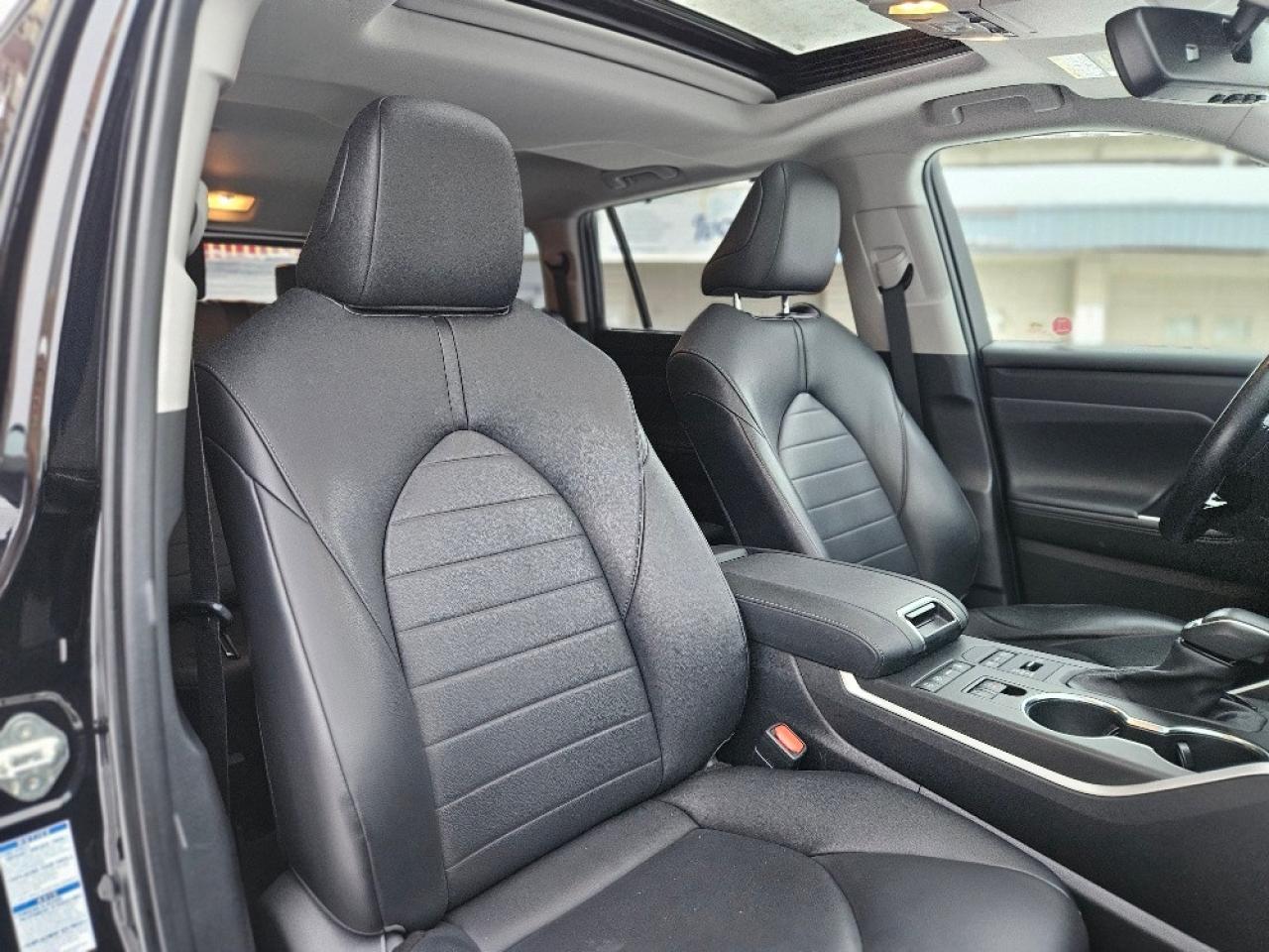 2020 Toyota Highlander XLE AWD-7 PASSENGER-LEATHER-SUNROOF Photo