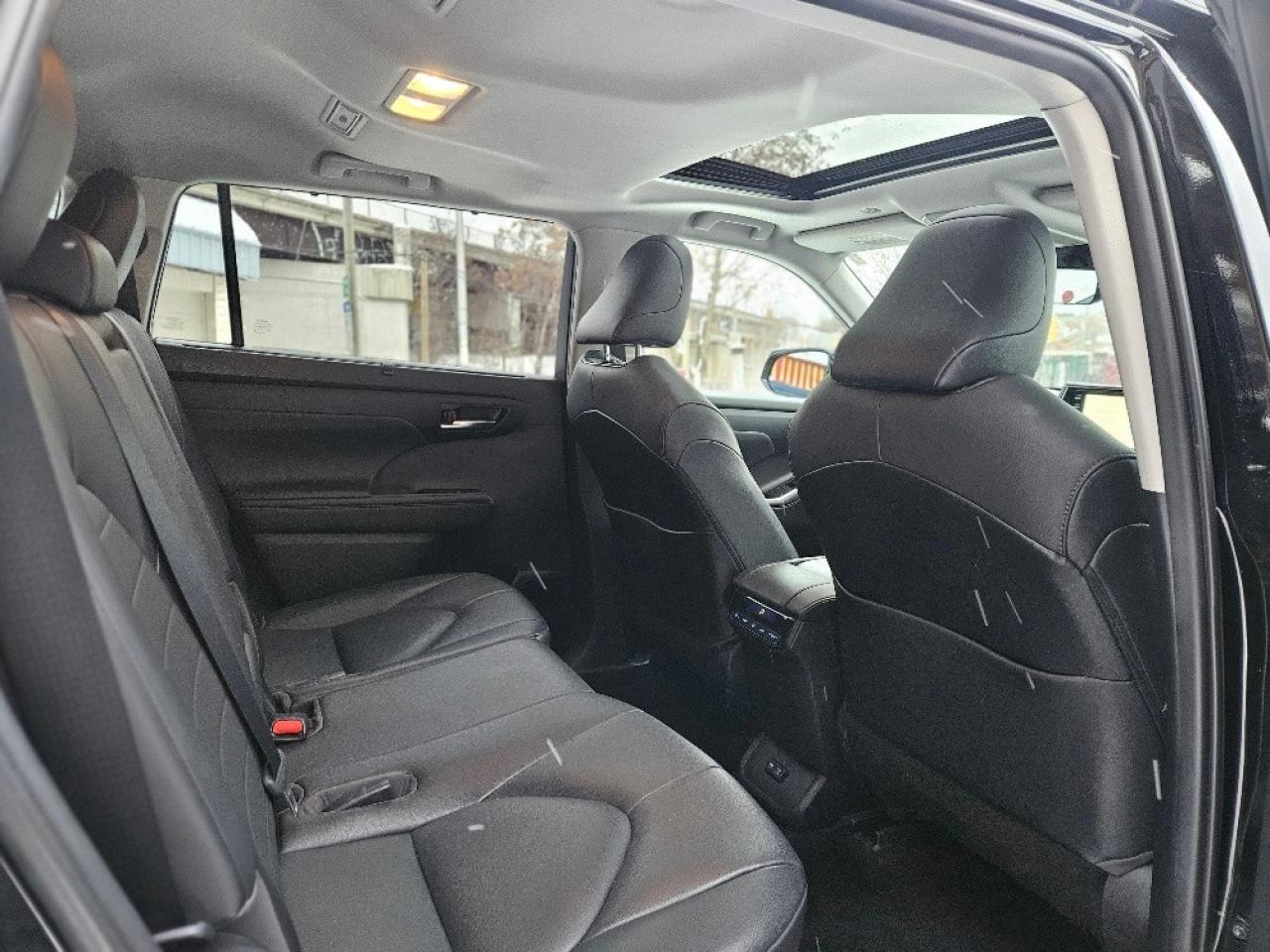 2020 Toyota Highlander XLE AWD-7 PASSENGER-LEATHER-SUNROOF Photo