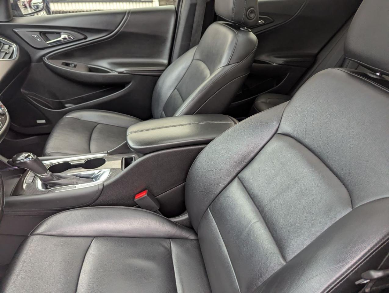 2018 Chevrolet Malibu LT SUNROOF/LEATHER SEATS!! Photo