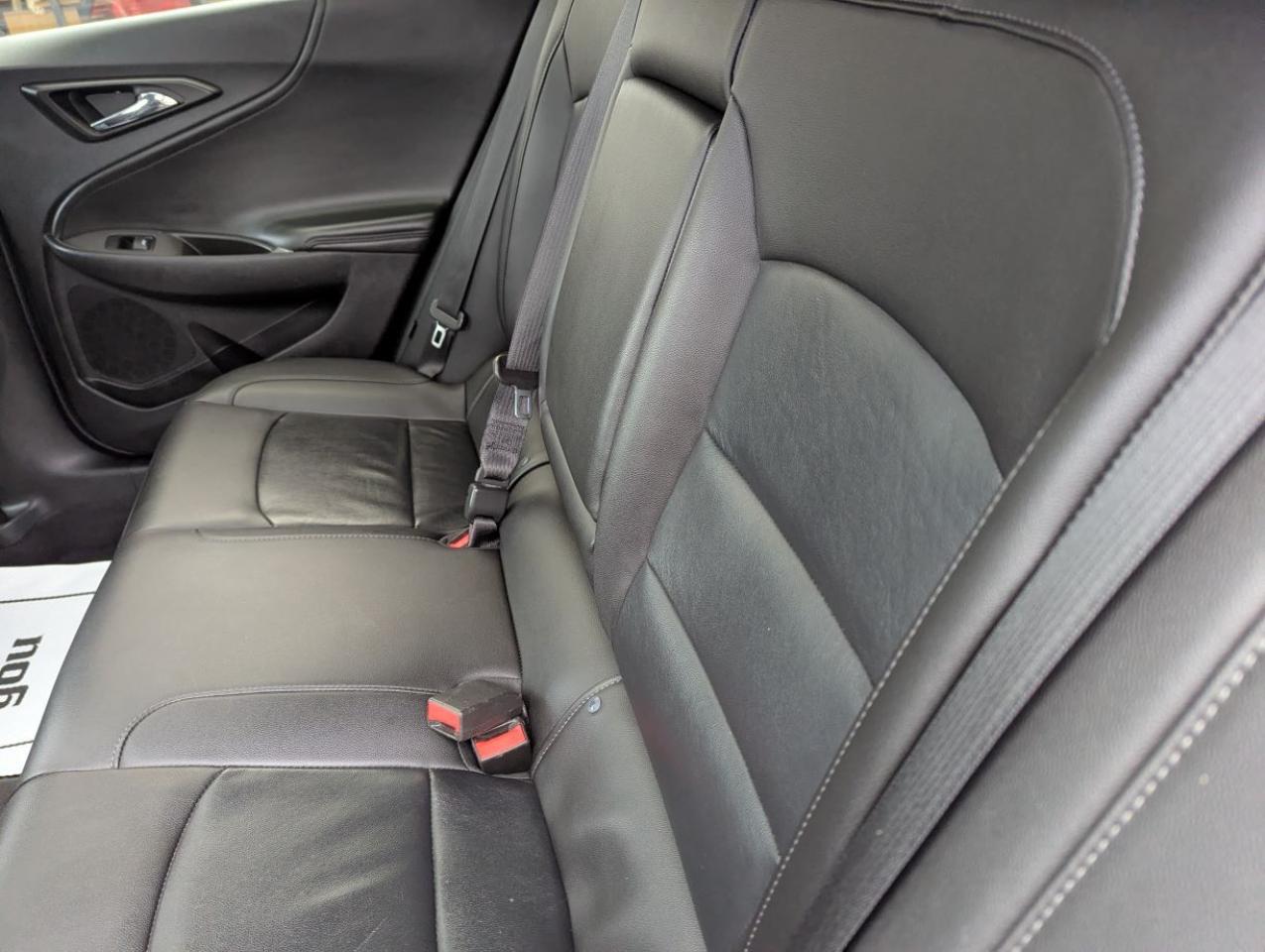 2018 Chevrolet Malibu LT SUNROOF/LEATHER SEATS!! Photo
