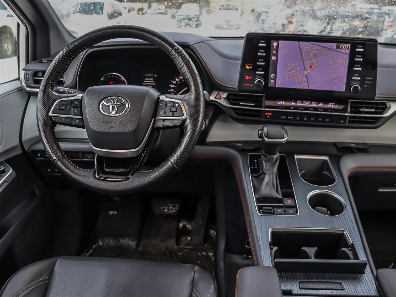 2022 Toyota Sienna LE 8-Passenger Photo