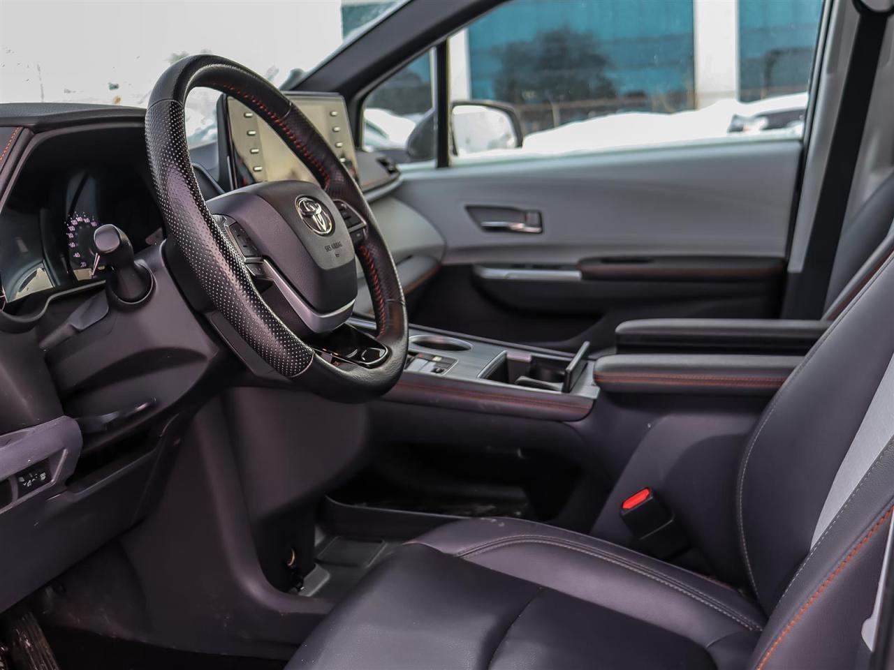 2022 Toyota Sienna LE 8-Passenger Photo