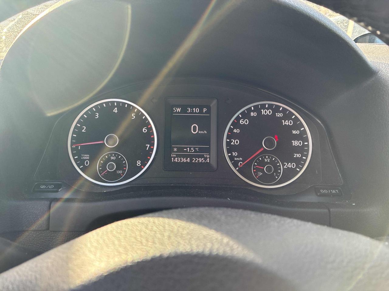 2015 Volkswagen Tiguan Special Edition! ONE OWNER, DEALER-MAINTAINED! Photo12