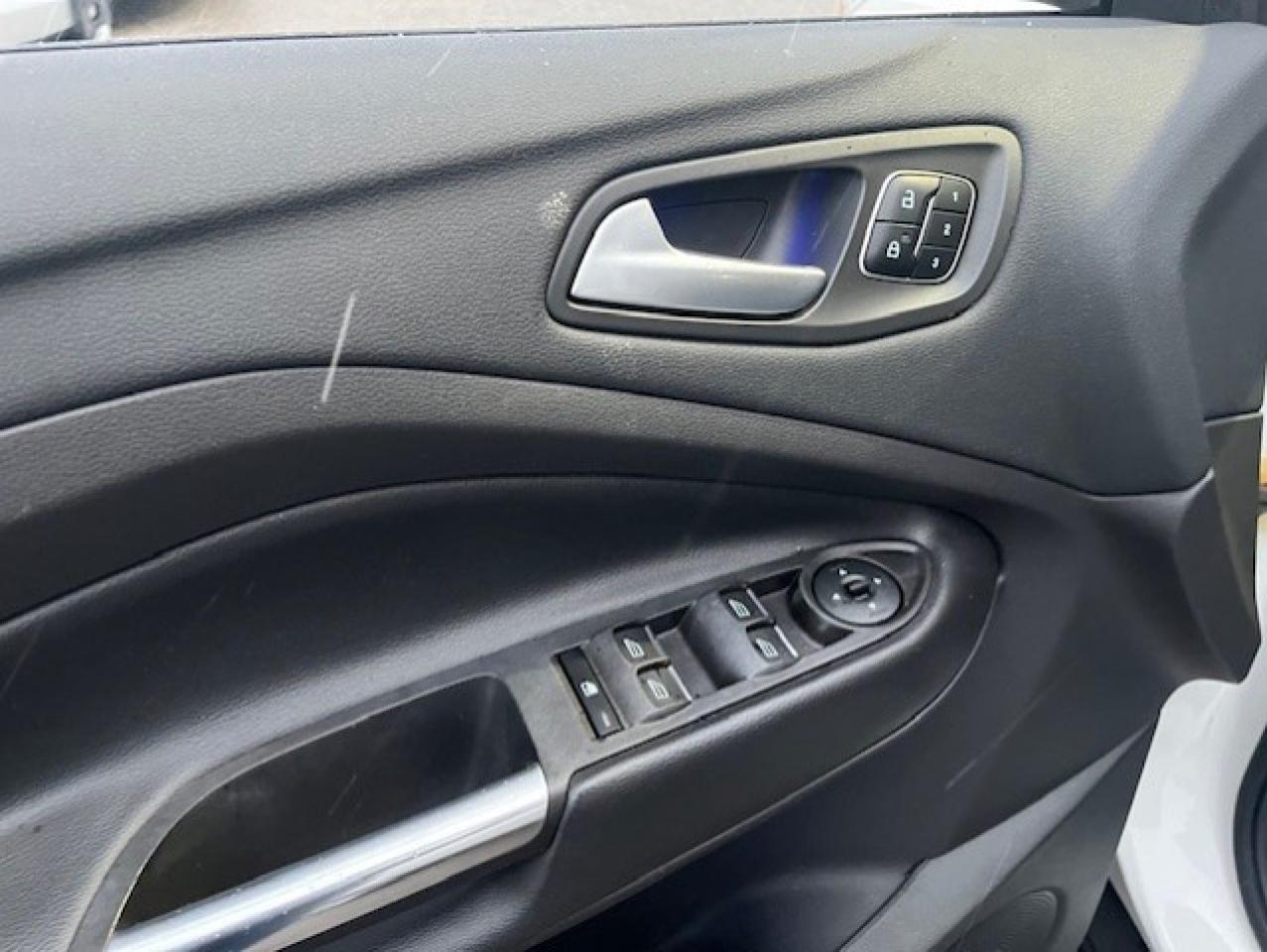 2017 Ford Escape 4WD 4DR TITANIUM Photo