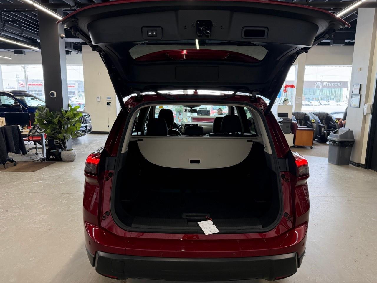 2025 Nissan Rogue SV Photo