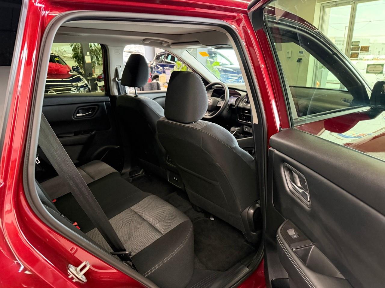 2025 Nissan Rogue SV Photo