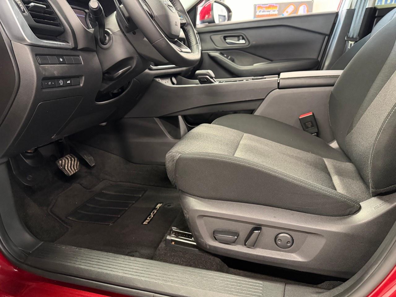 2025 Nissan Rogue SV Photo