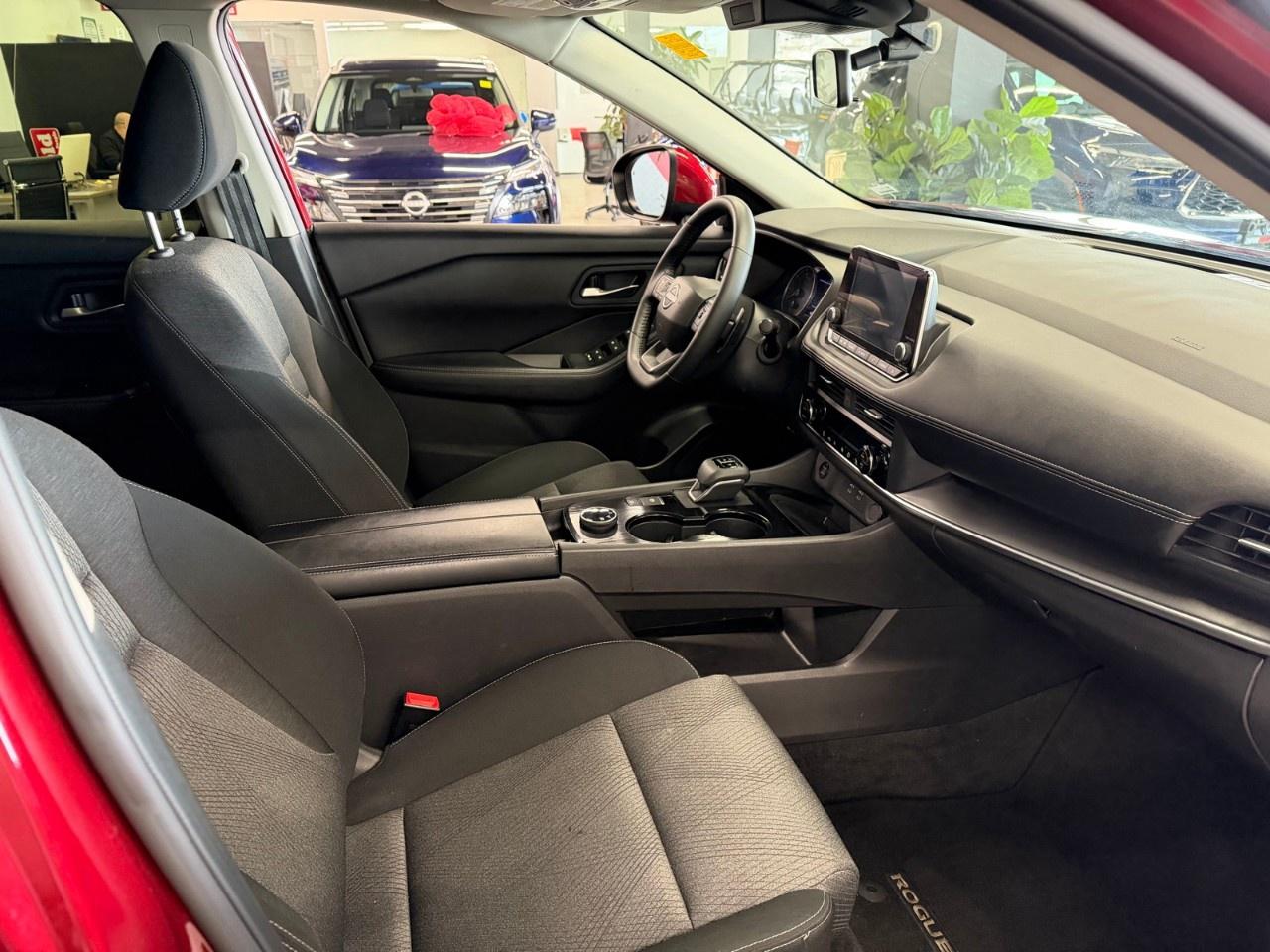 2025 Nissan Rogue SV Photo