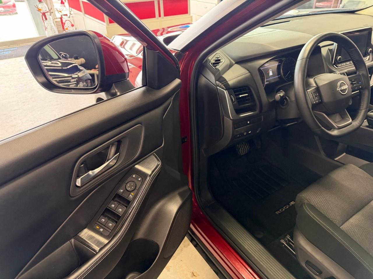 2025 Nissan Rogue SV Photo