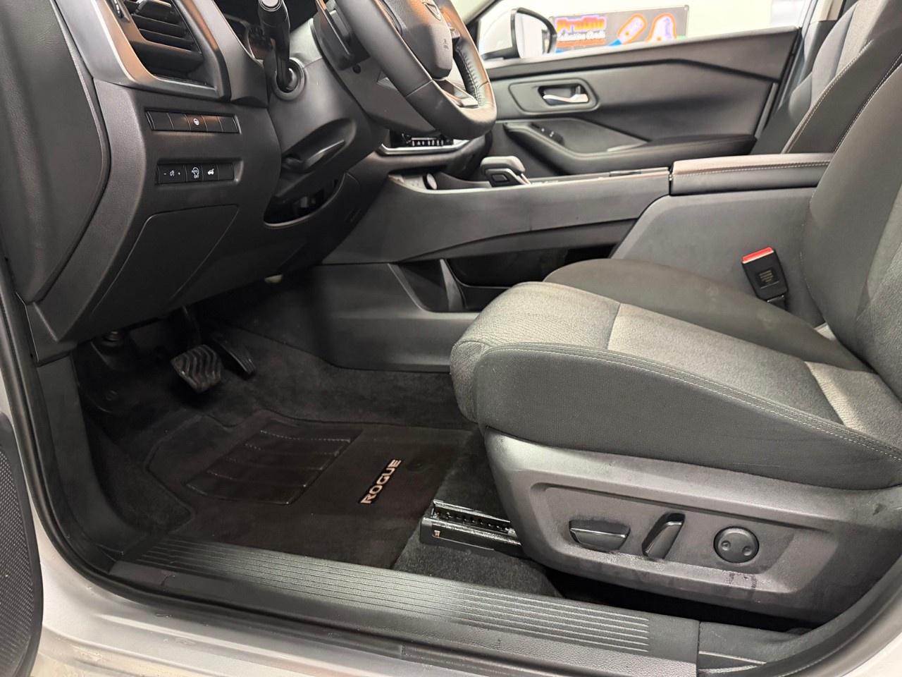 2025 Nissan Rogue SV Photo