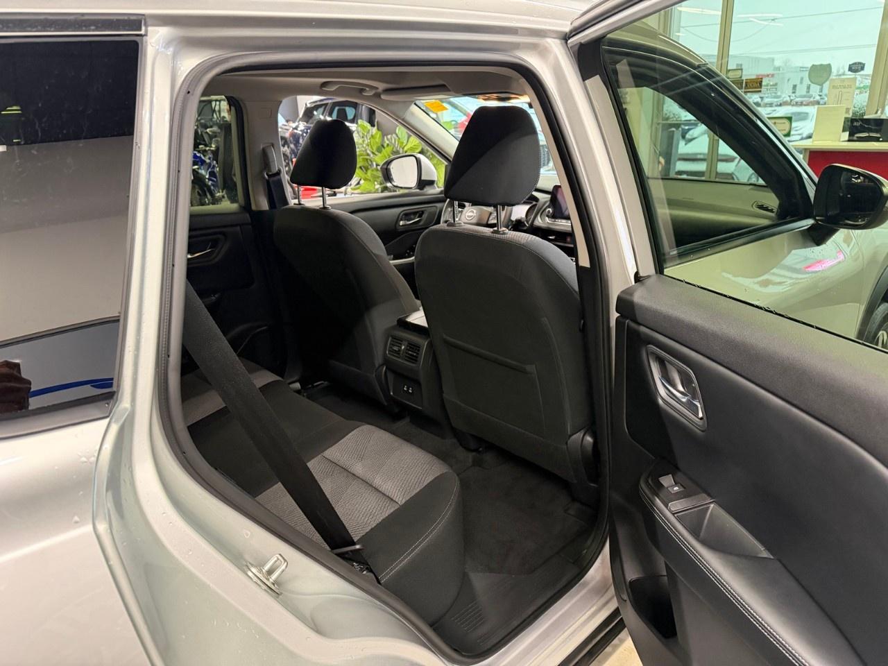 2025 Nissan Rogue SV Photo