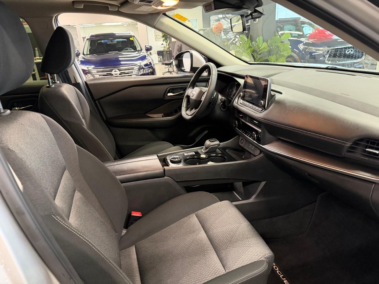 2025 Nissan Rogue SV Photo