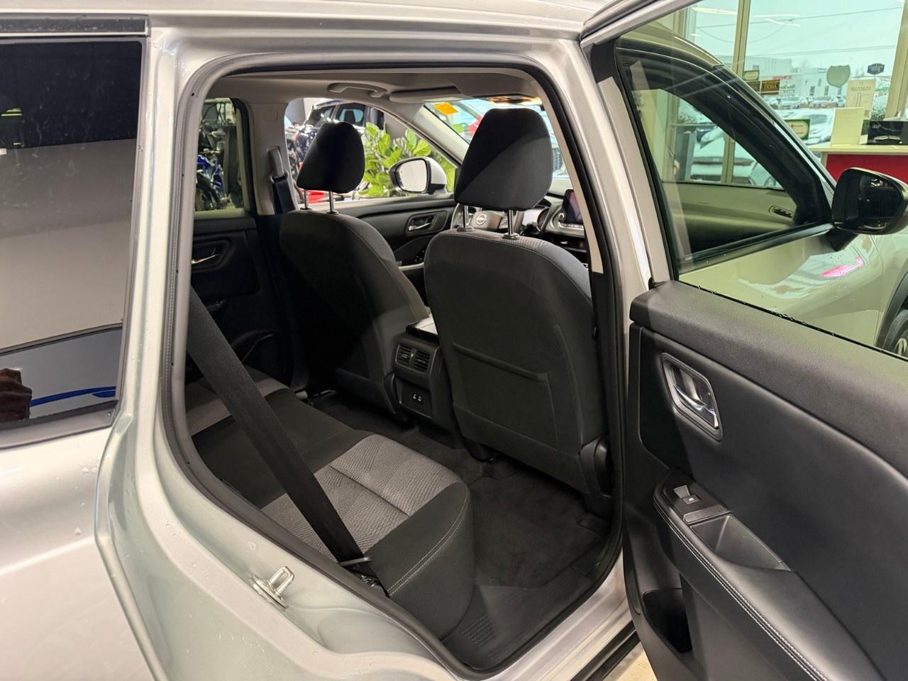 2025 Nissan Rogue SV Photo