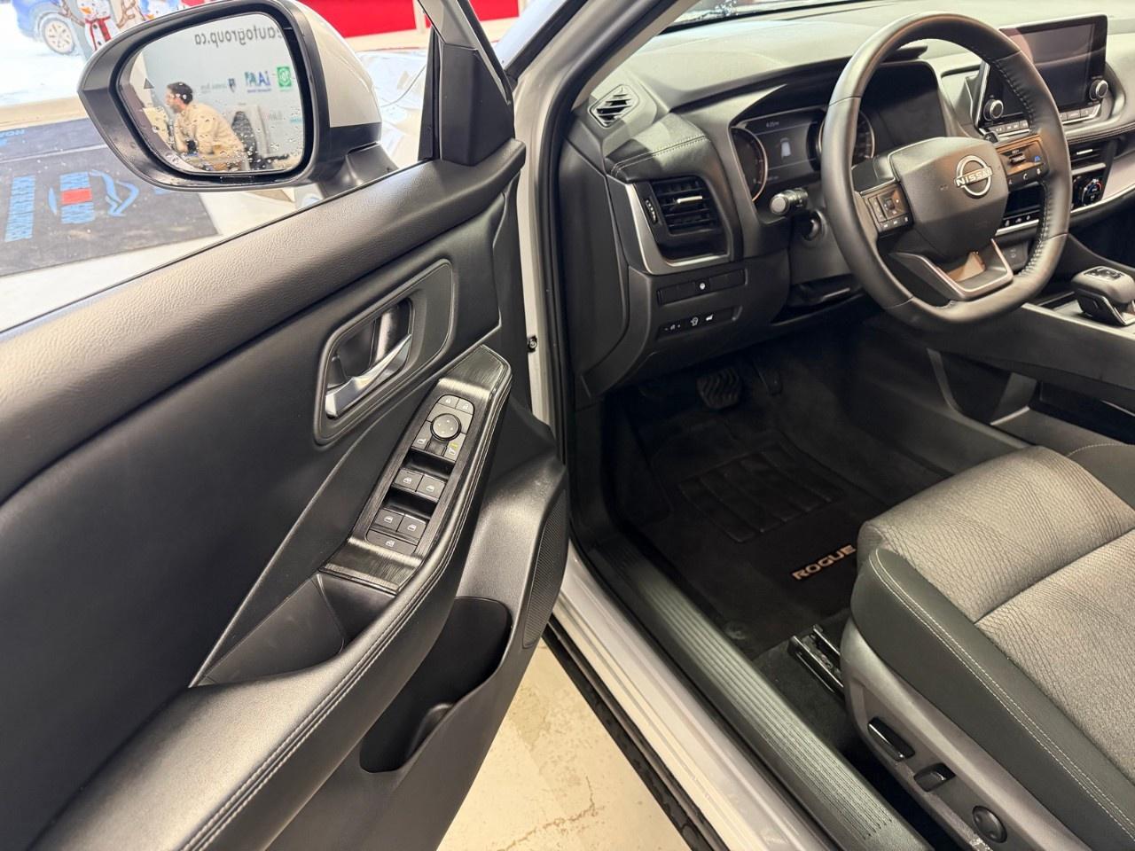 2025 Nissan Rogue SV Photo