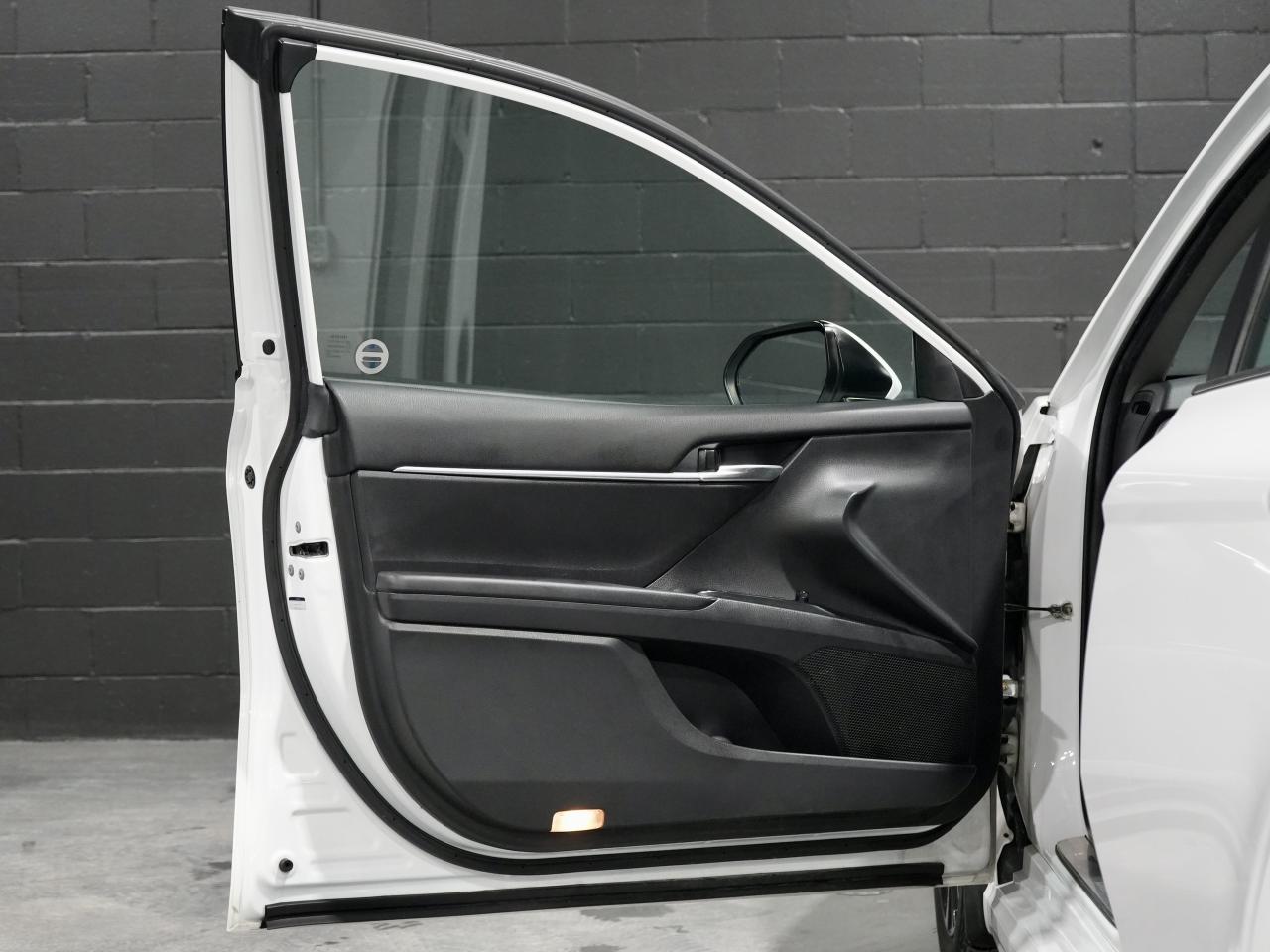 2019 Toyota Camry SE /ROOF/CARPLAY/COLLISION AVOIDANCE/NO ACCIDENTS Photo