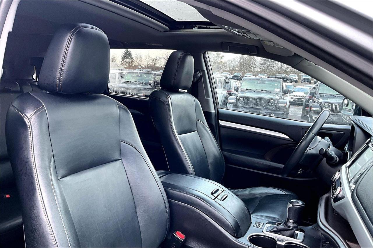 2016 Toyota Highlander XLE | 8Seat | Heated Leather | Sunroof | AWD Photo