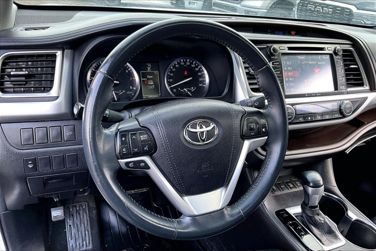 2016 Toyota Highlander XLE | 8Seat | Heated Leather | Sunroof | AWD Photo