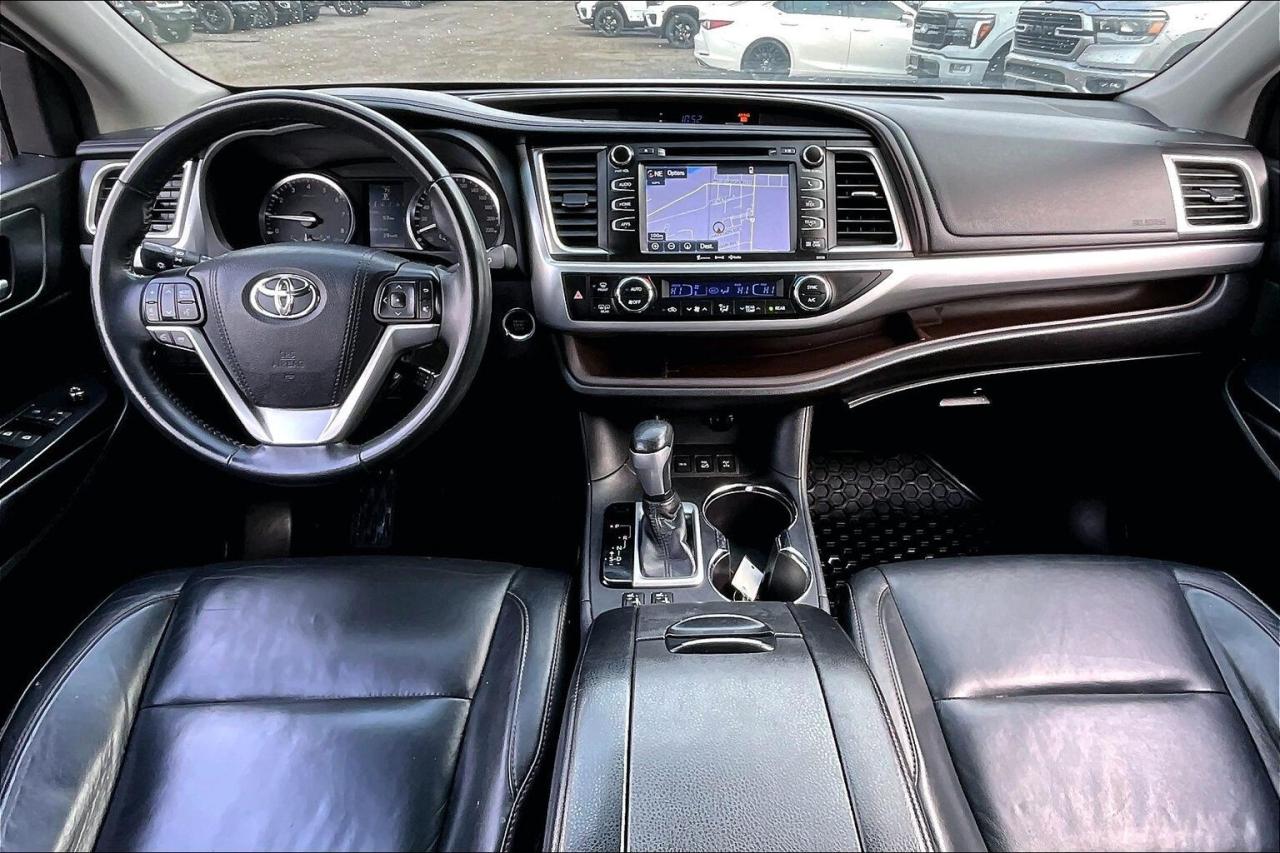 2016 Toyota Highlander XLE | 8Seat | Heated Leather | Sunroof | AWD Photo