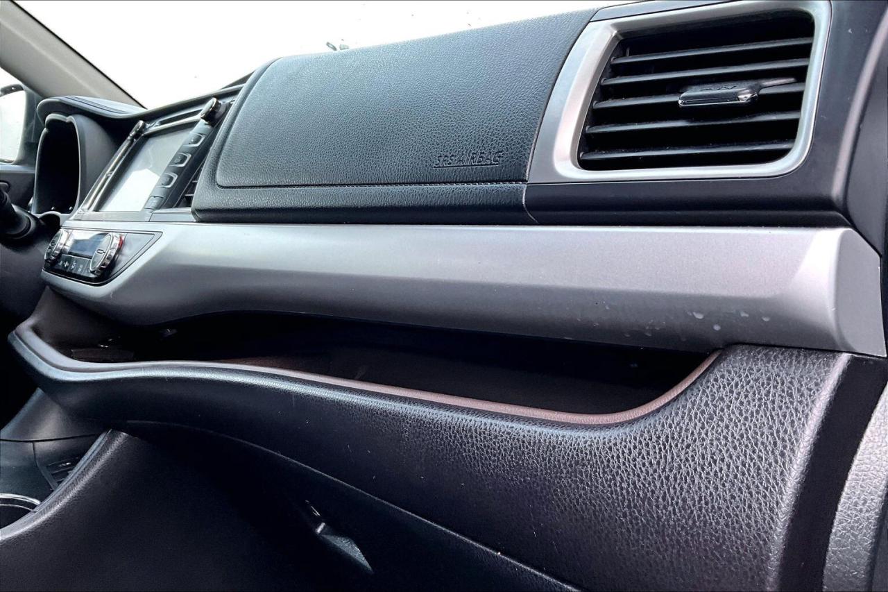 2016 Toyota Highlander XLE | 8Seat | Heated Leather | Sunroof | AWD Photo