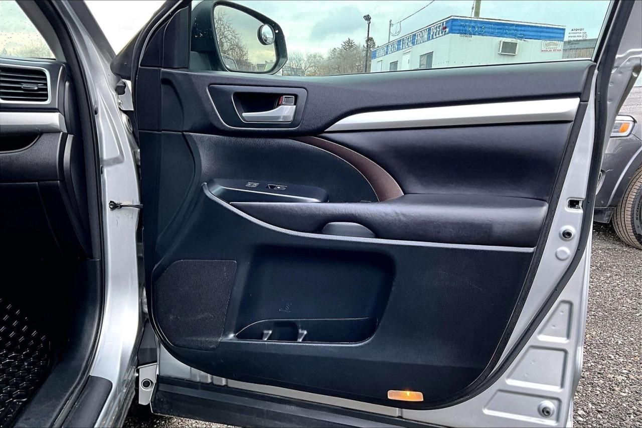 2016 Toyota Highlander XLE | 8Seat | Heated Leather | Sunroof | AWD Photo