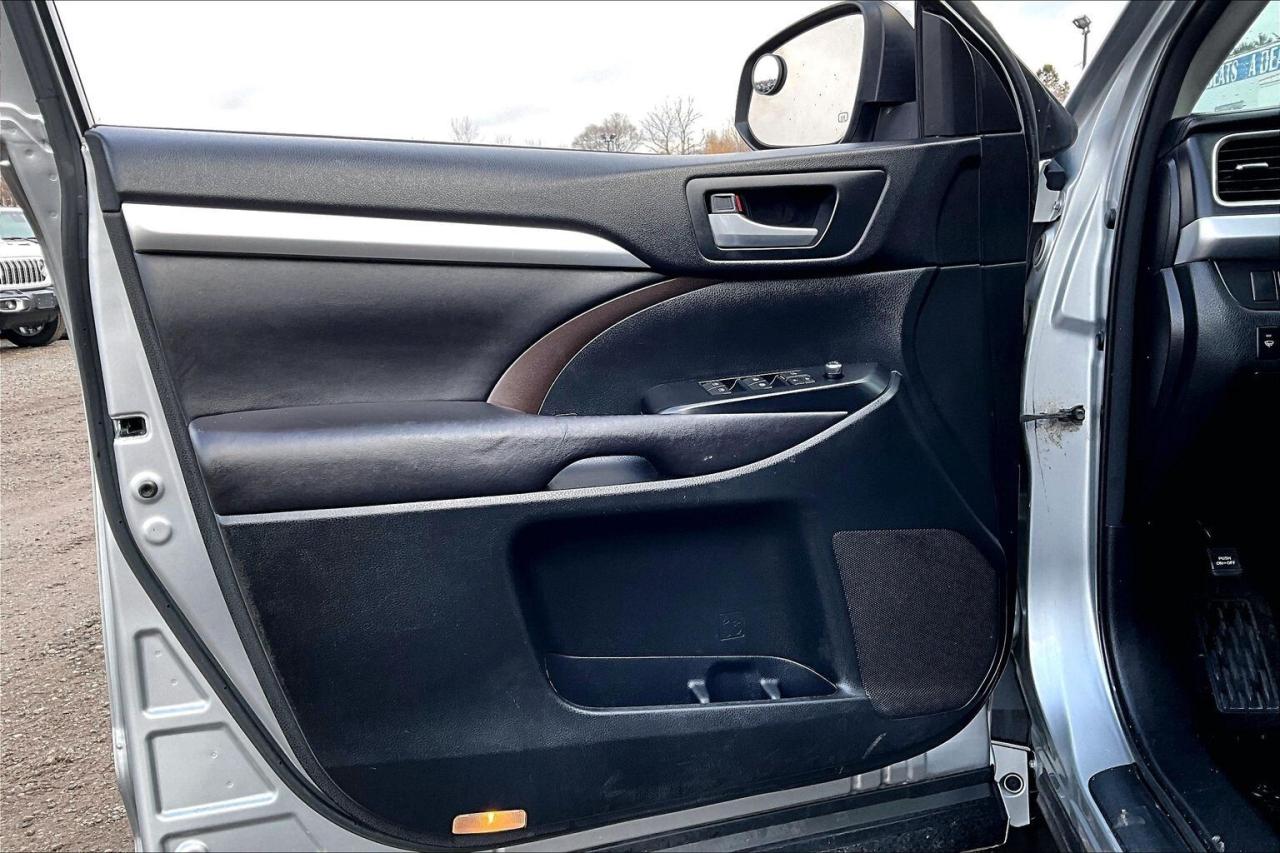 2016 Toyota Highlander XLE | 8Seat | Heated Leather | Sunroof | AWD Photo