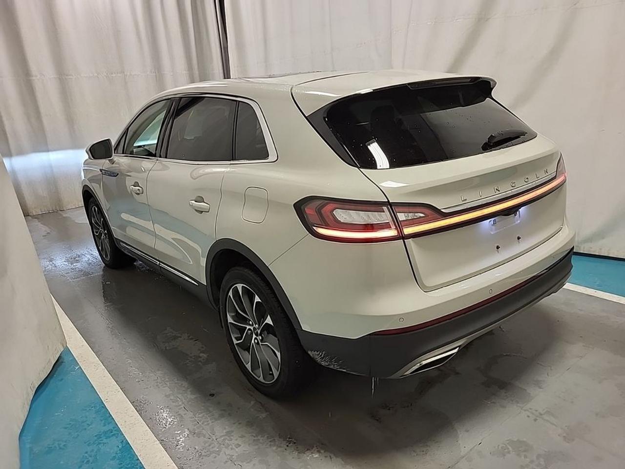 2023 Lincoln Nautilus RESERVE Photo3