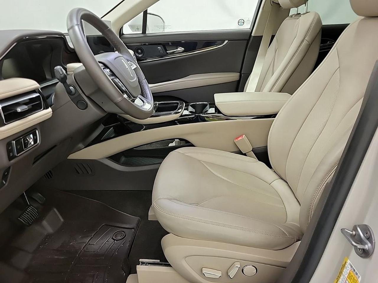 2023 Lincoln Nautilus RESERVE Photo4