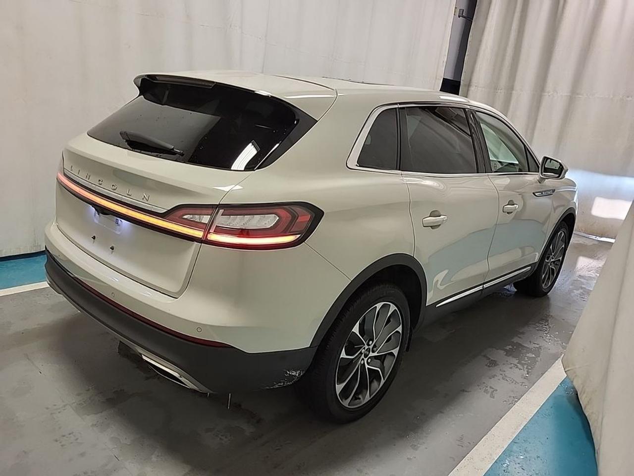 2023 Lincoln Nautilus RESERVE Photo2