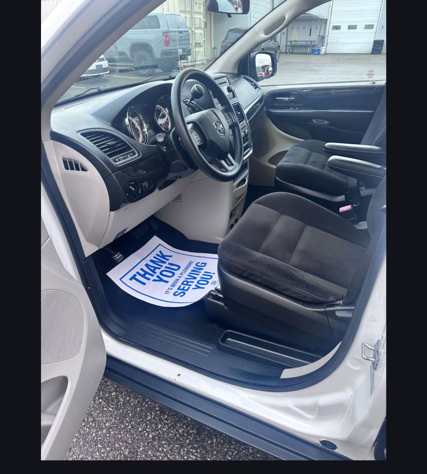 2015 Dodge Grand Caravan One owner NO accidents Photo4