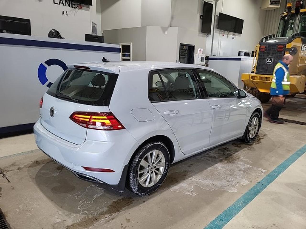 2019 Volkswagen Golf Comfortline | Auto | Heated Seats | CarPlay + Android | Rear Camera | Alloy Wheels | and More ! Photo