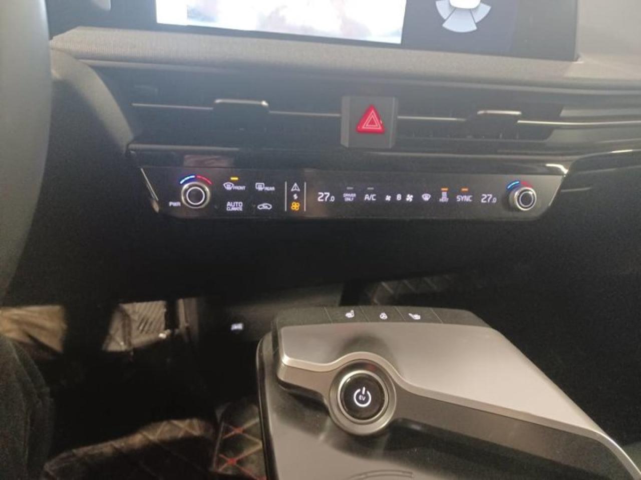 2022 Kia EV6 Long Range | Heated Wheel + Seats | Smart Cruise | Nav | Power Seat | CarPlay + Android | and More ! Photo3