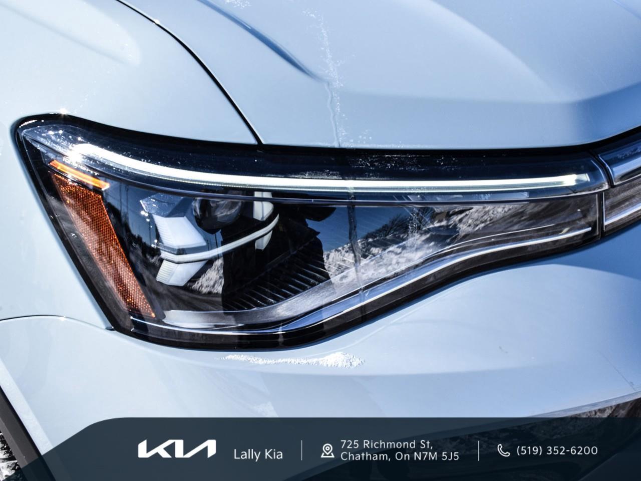 2025 Volkswagen Taos Comfortline | Black Edition | Clean CarFax | Low KMs Photo