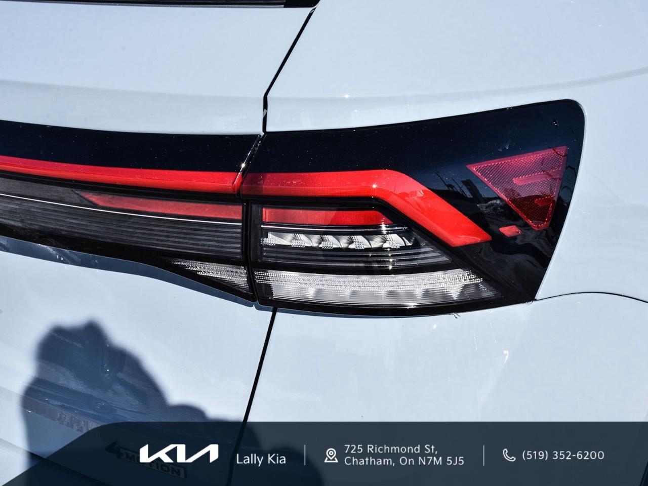 2025 Volkswagen Taos Comfortline | Black Edition | Clean CarFax | Low KMs Photo