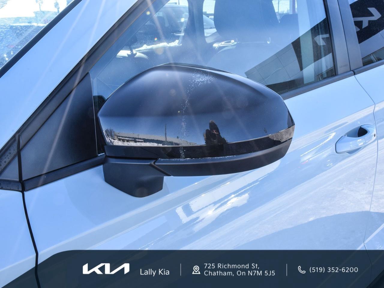 2025 Volkswagen Taos Comfortline | Black Edition | Clean CarFax | Low KMs Photo