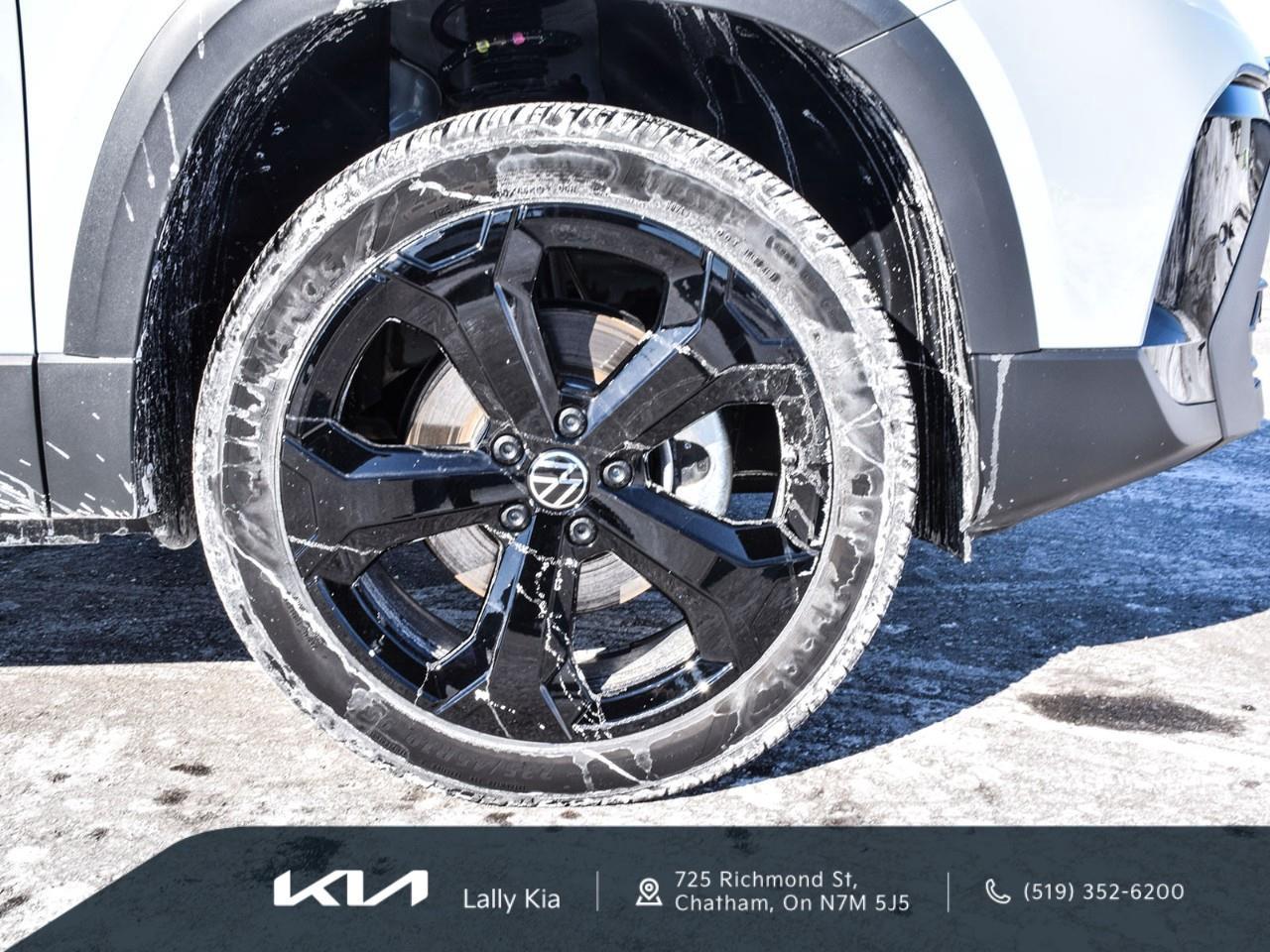 2025 Volkswagen Taos Comfortline | Black Edition | Clean CarFax | Low KMs Photo