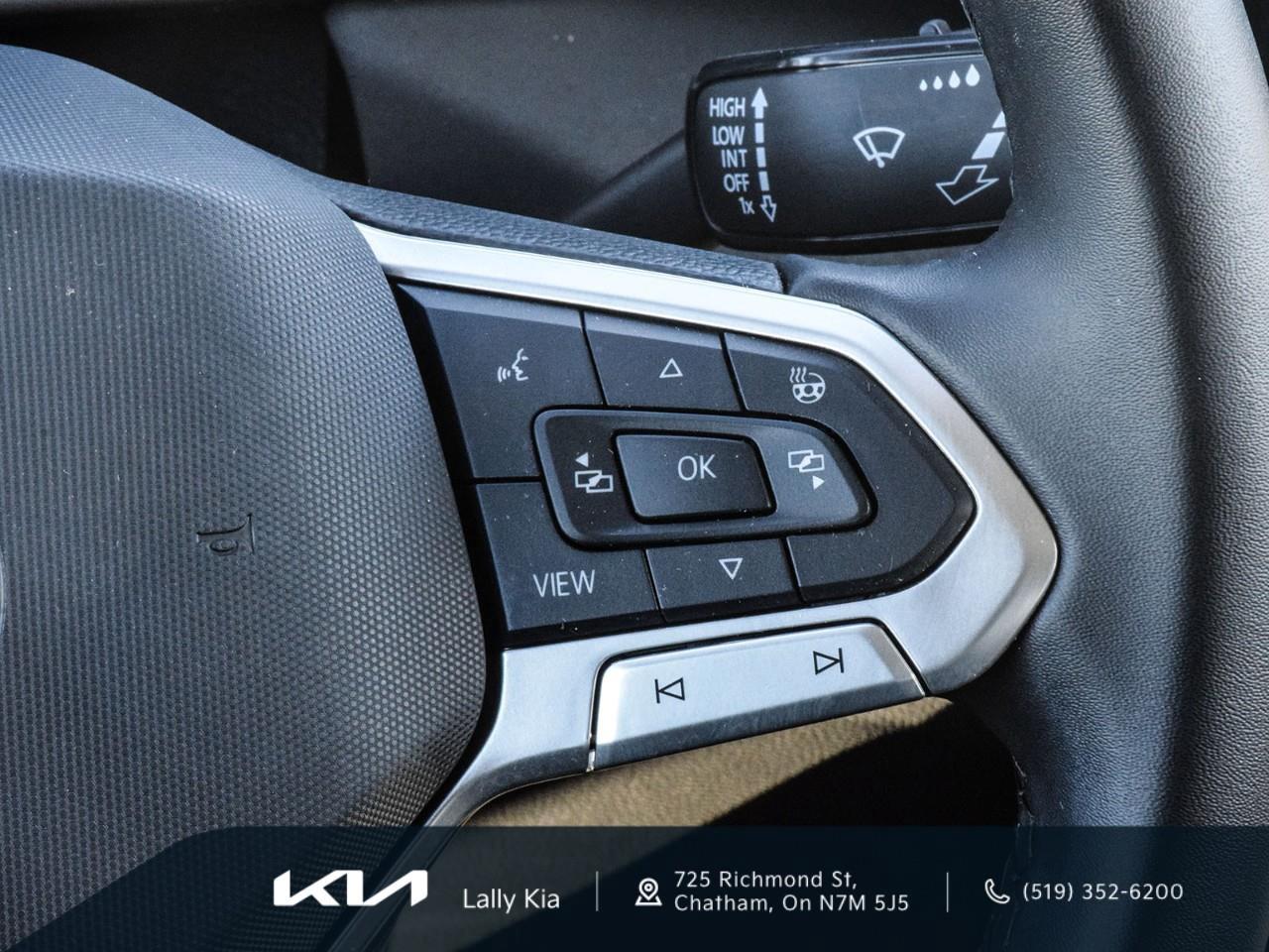 2025 Volkswagen Taos Comfortline | Black Edition | Clean CarFax | Low KMs Photo