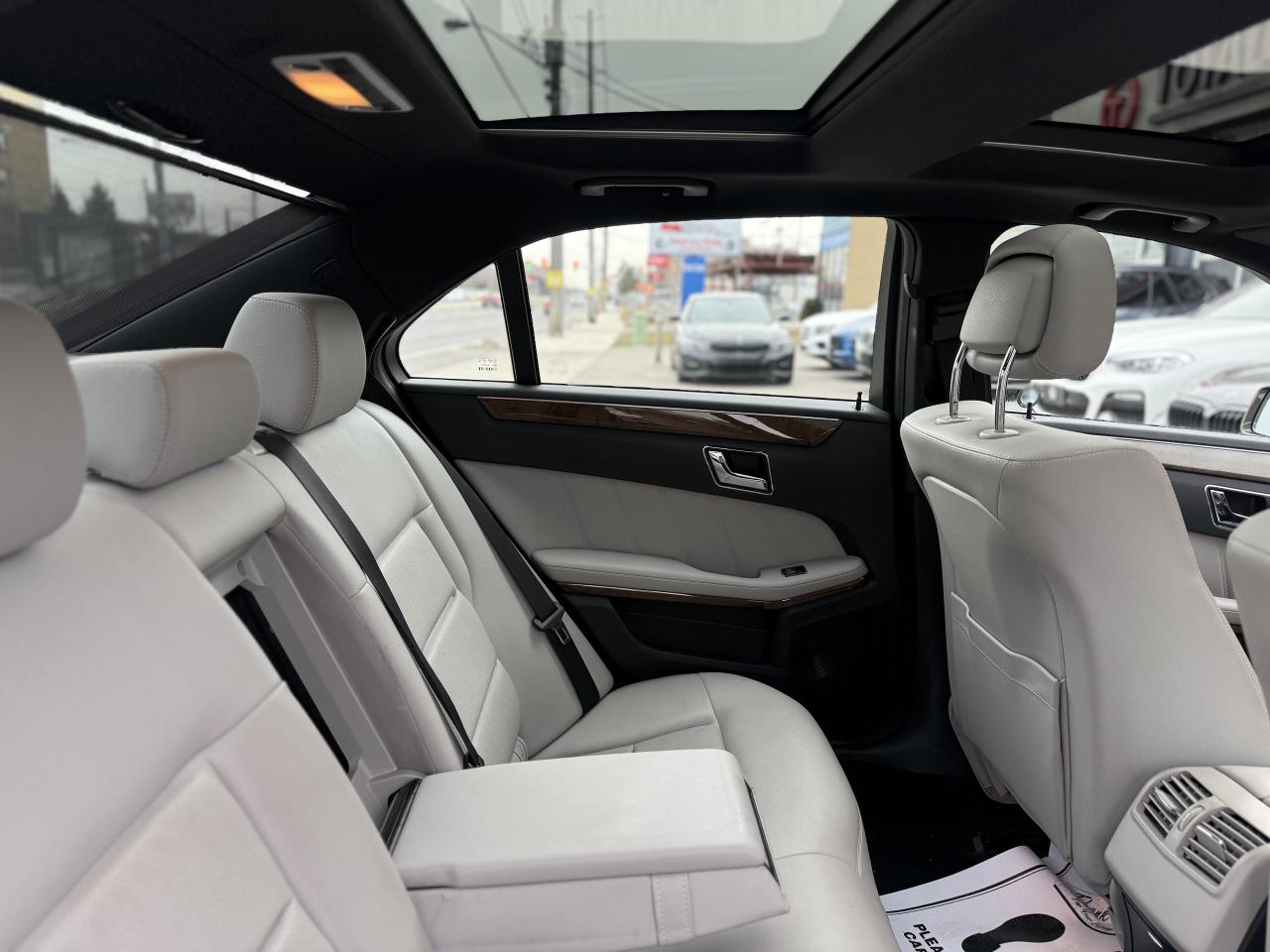 2011 Mercedes-Benz E-Class 350 //AMG PKG | PANO | HARMAN KARDON | NAVI Photo