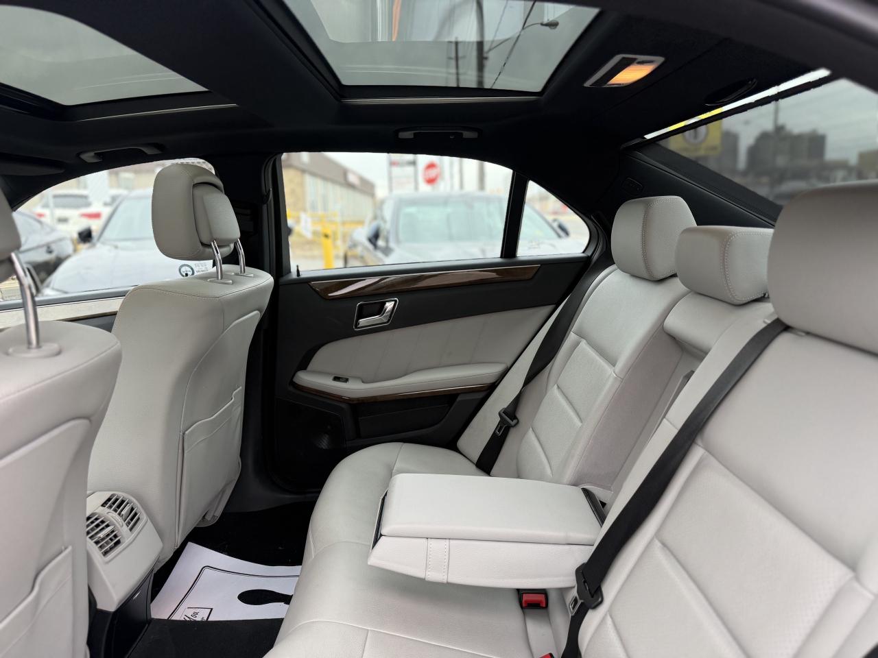 2011 Mercedes-Benz E-Class 350 //AMG PKG | PANO | HARMAN KARDON | NAVI Photo