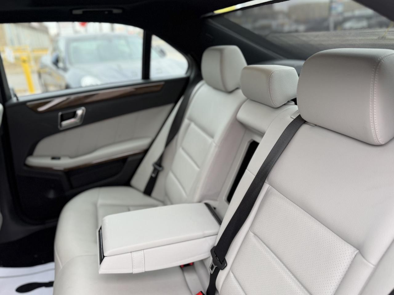 2011 Mercedes-Benz E-Class 350 //AMG PKG | PANO | HARMAN KARDON | NAVI Photo