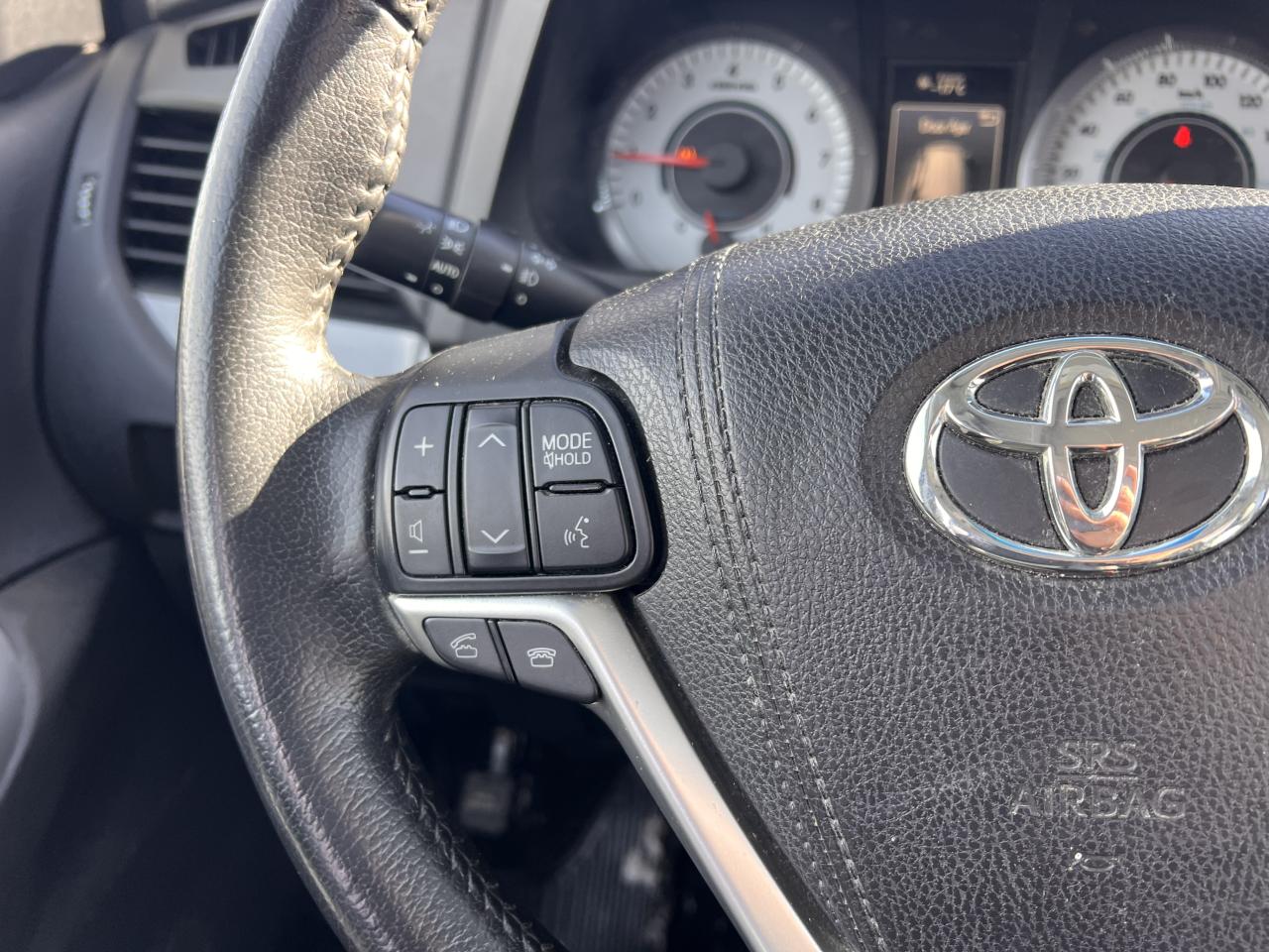 2015 Toyota Sienna SE Photo