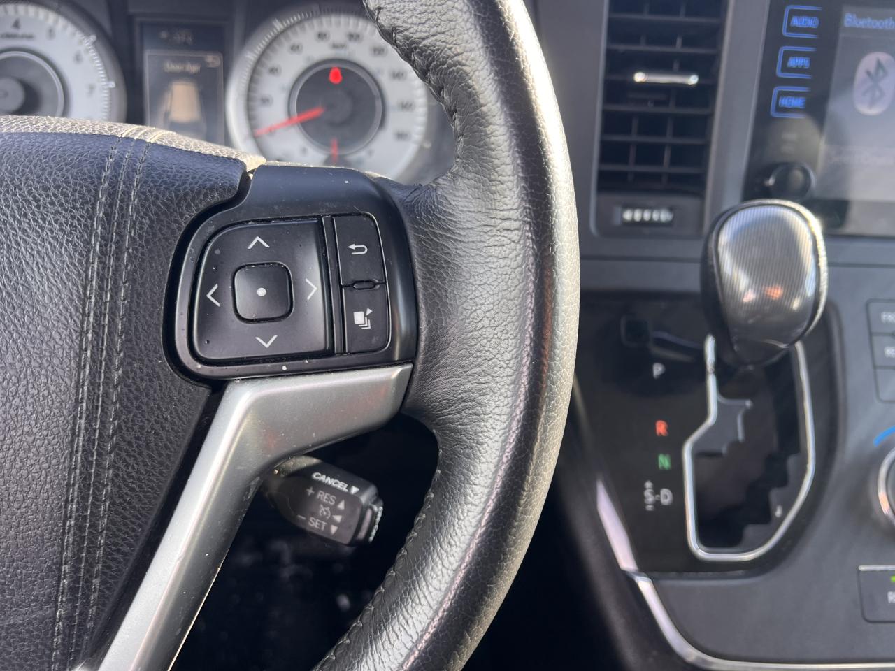 2015 Toyota Sienna SE Photo