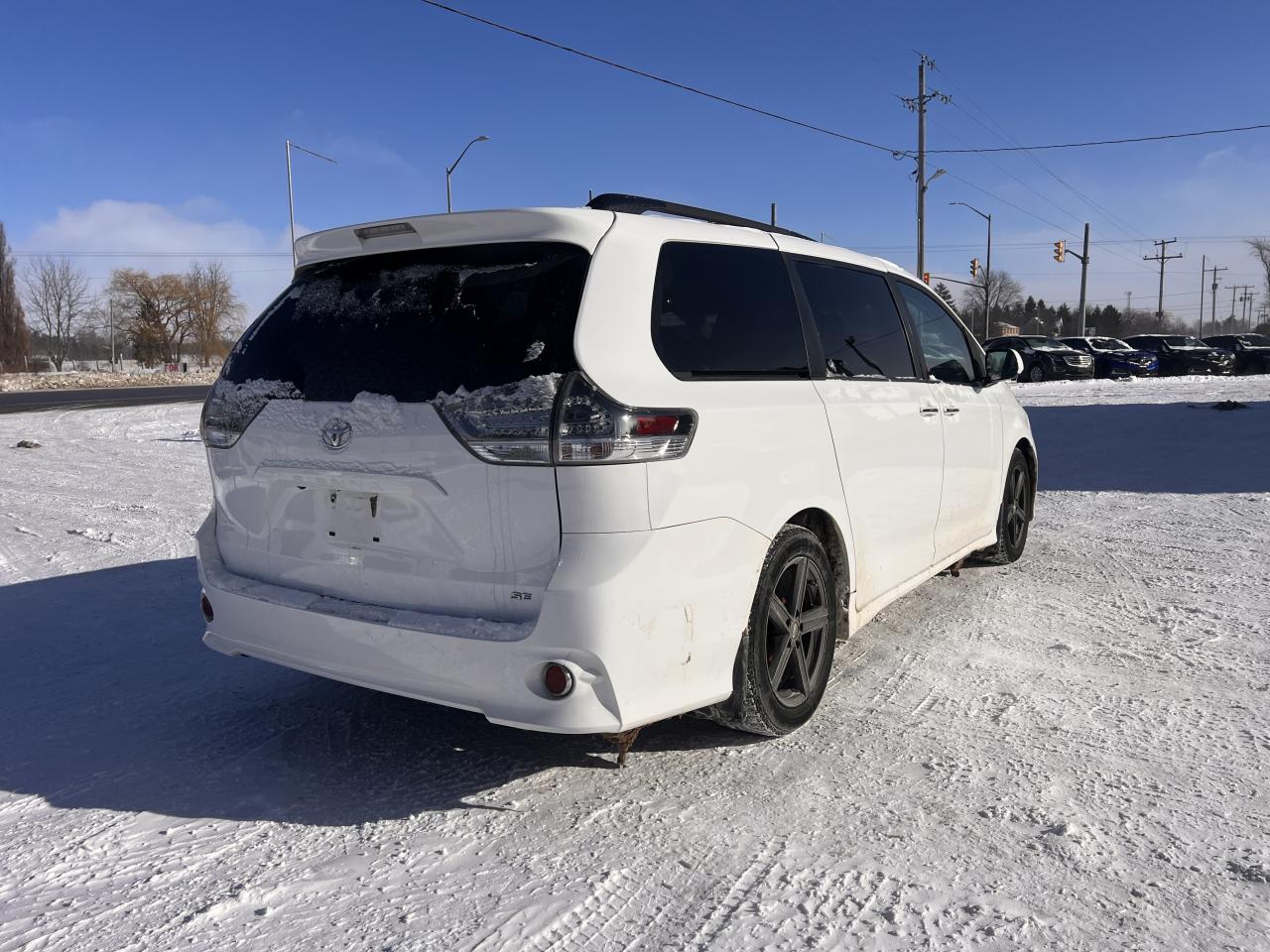 2015 Toyota Sienna SE Photo2