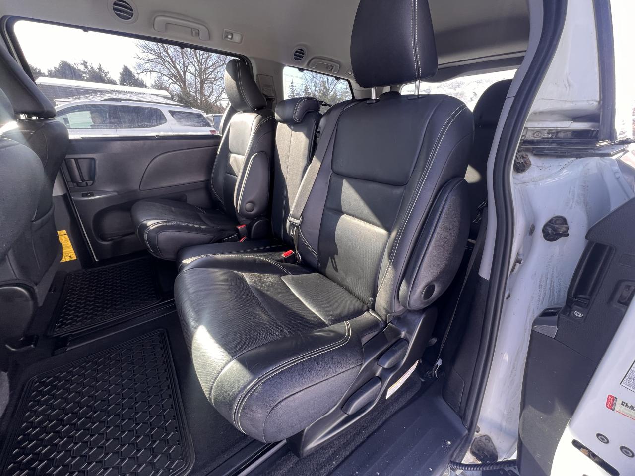 2015 Toyota Sienna SE Photo