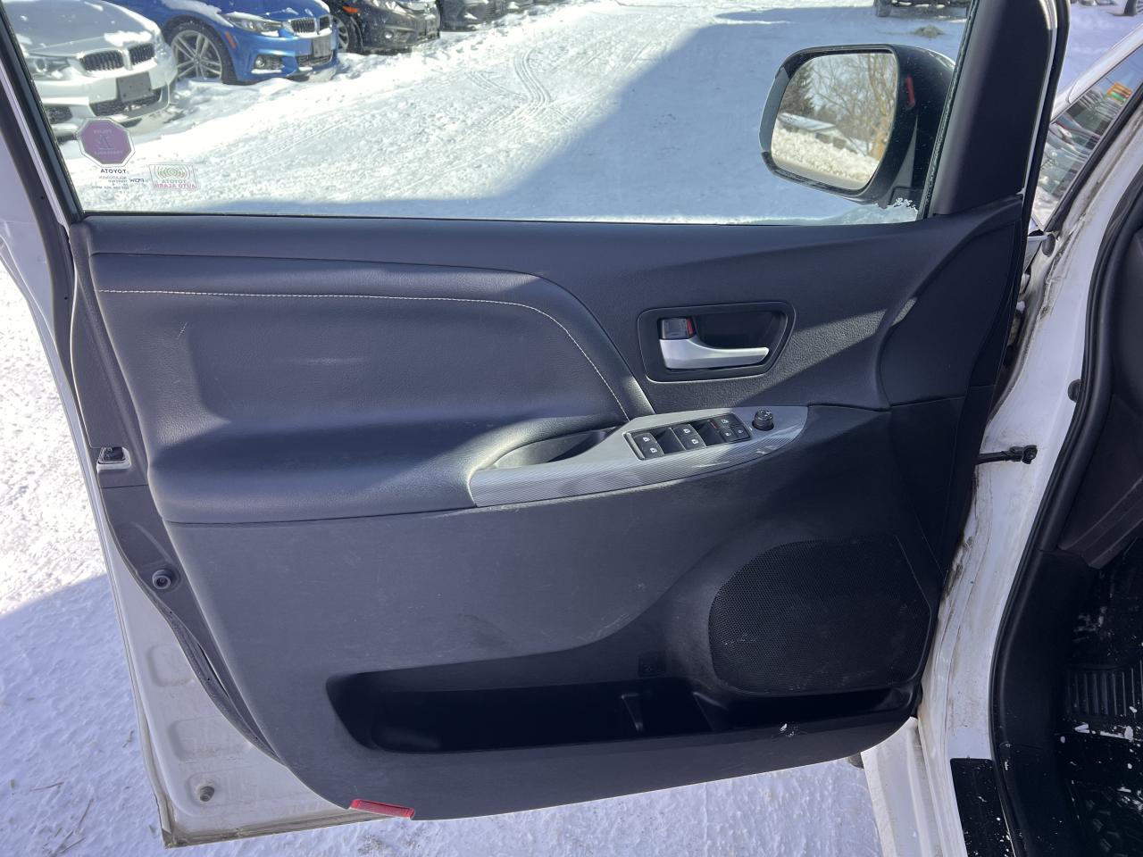 2015 Toyota Sienna SE Photo